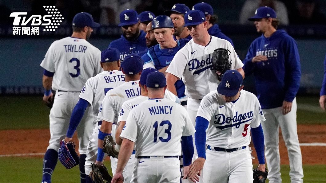 MLB/三喜臨門!道奇強投接母開球超溫馨 佛里曼2百安M1宰巨人