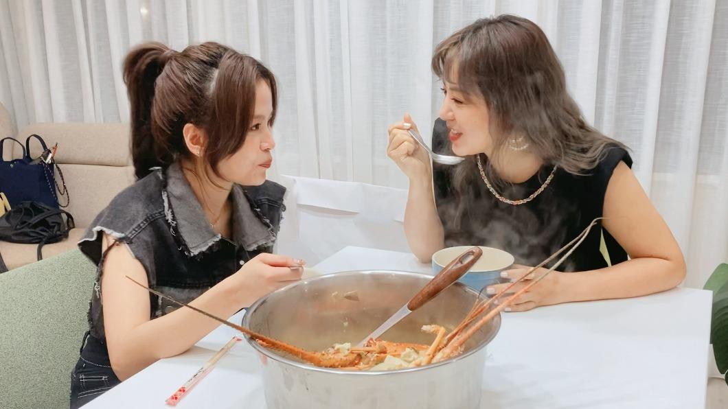 丟丟妹和丁噹在直播中聊開。(圖/頂揪樓下提供)