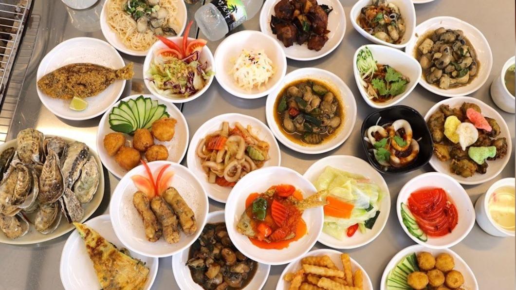 店內提供超過20道熱炒料理任你點,每盤分量不多,因此可以點更多種類嘗鮮。(圖/進食的巨鼠提供)
