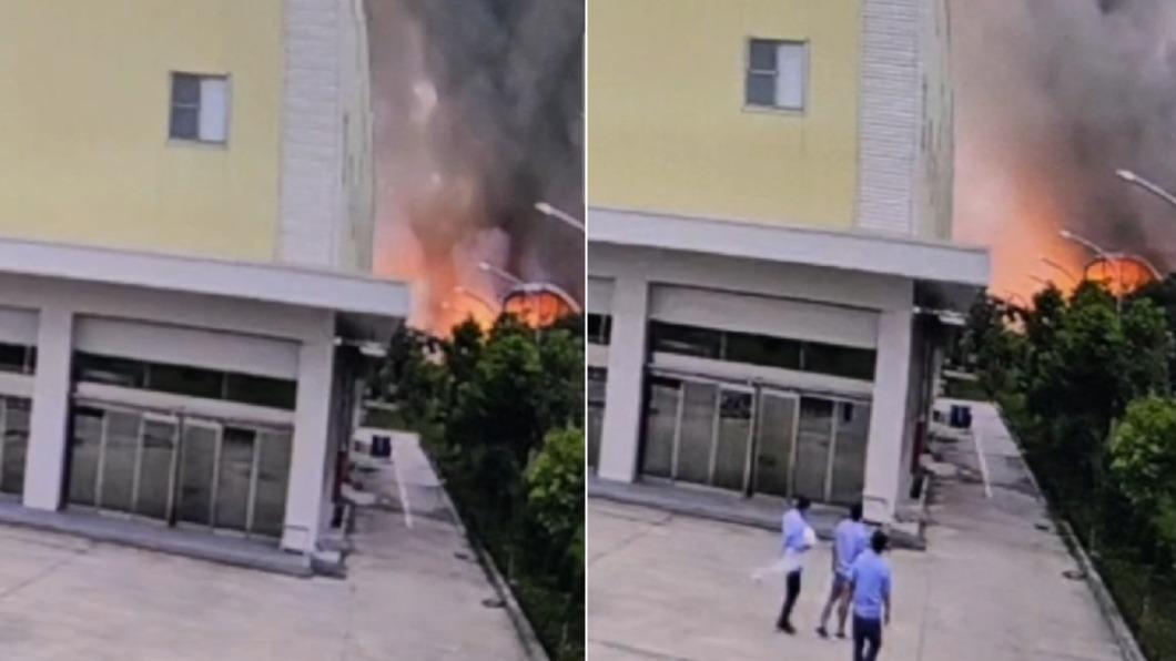 廠房爆炸後竄出濃濃黑煙及火光。（圖／翻攝自記者爆料網）