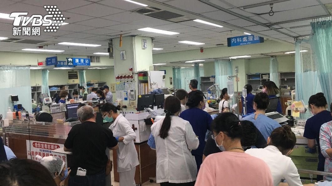 這起爆炸案目前已造成103人傷亡,包含4名消防員不幸殉職。(圖/TVBS)