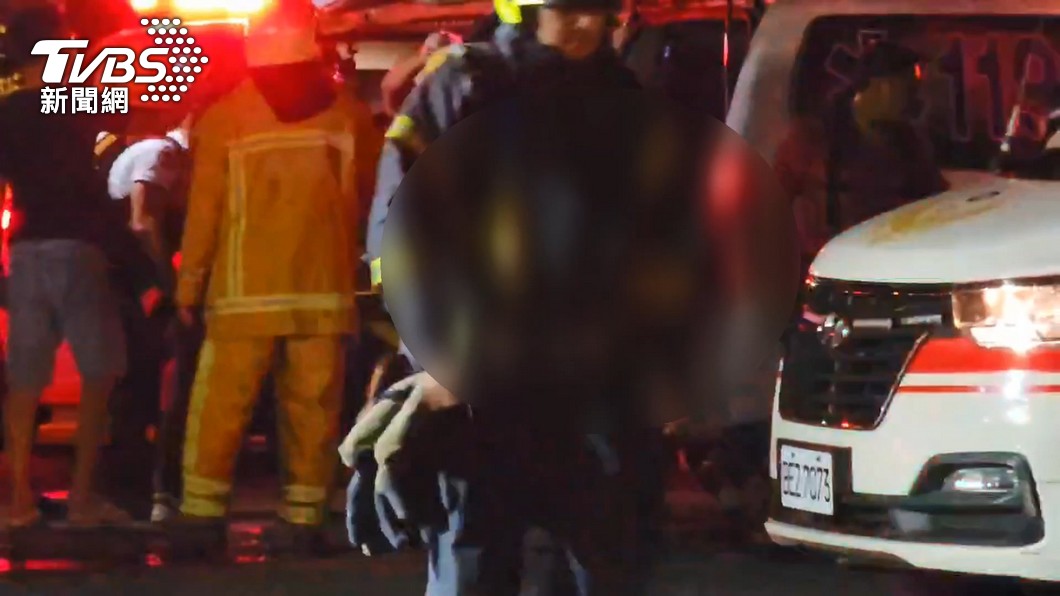 屏東工廠火警意外,屏東縣消防局長許美雪稱「消防員一射水就爆炸了」(圖/TVBS)