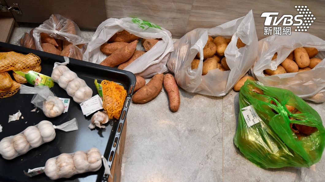 食材皆是營養師前一天挑選,經過瘦肉精快篩試劑檢測確保安全無虞。(圖/胡瑞麒攝)