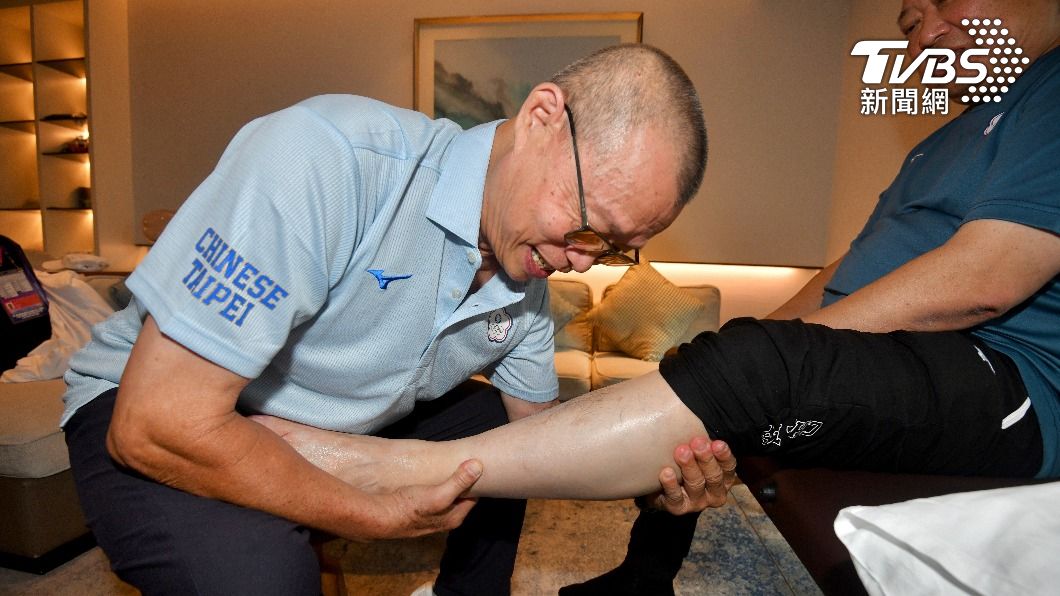 整復師擁有豐富經驗,這回也在中繼站為選手整復。(圖/胡瑞麒攝)