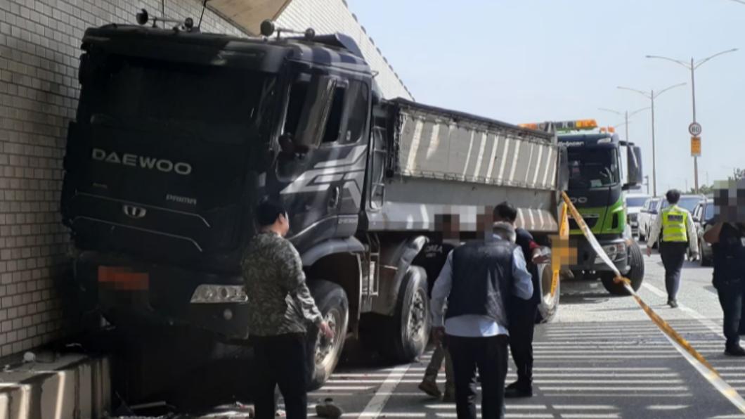 卡車撞上地下車道牆壁。(圖/翻攝自韓聯社)