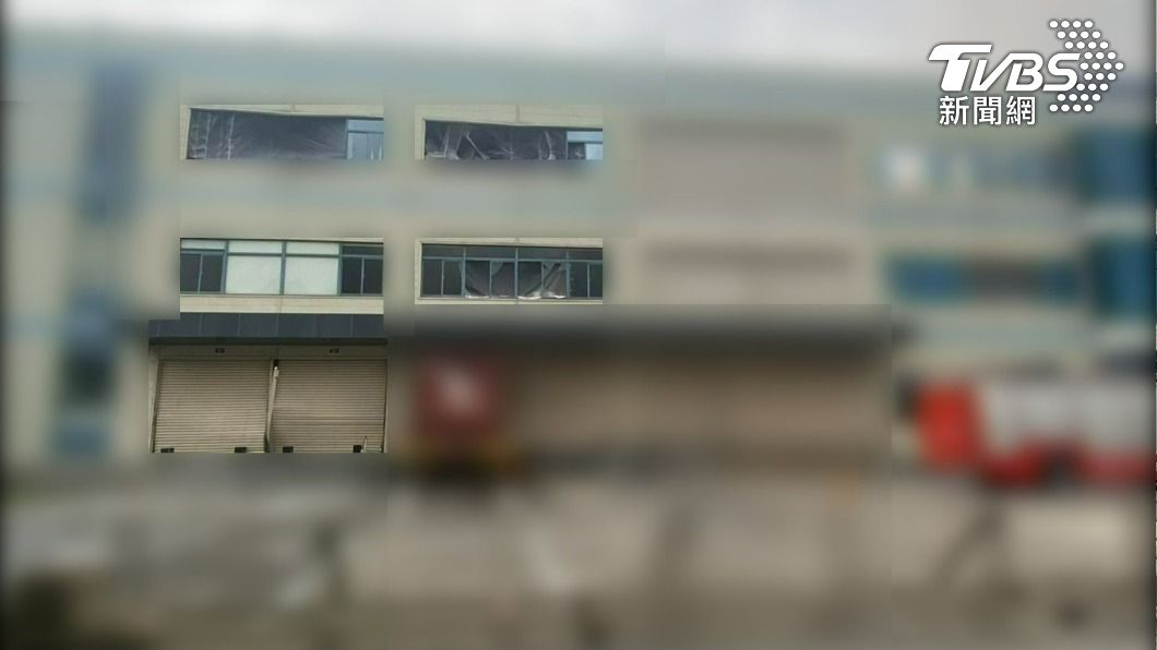獨/鐵捲門凹3面!明揚周邊工廠玻璃慘碎 在地人換N95口罩防粉塵