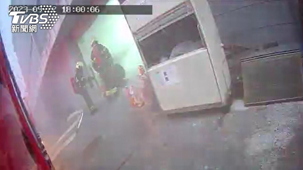 多名消防員在火場外架設水線,下一秒就發生大爆炸。(圖/TVBS)