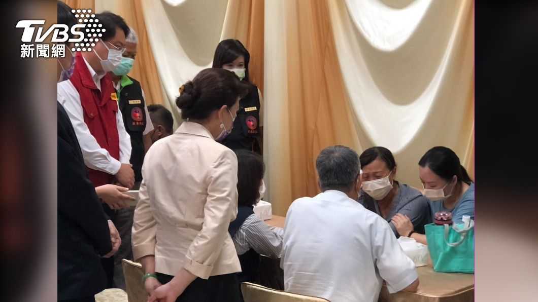 林右昌(左1)、周春米(中間坐著)、陳建仁(右1)慰問罹難消防員家屬。(圖/TVBS)