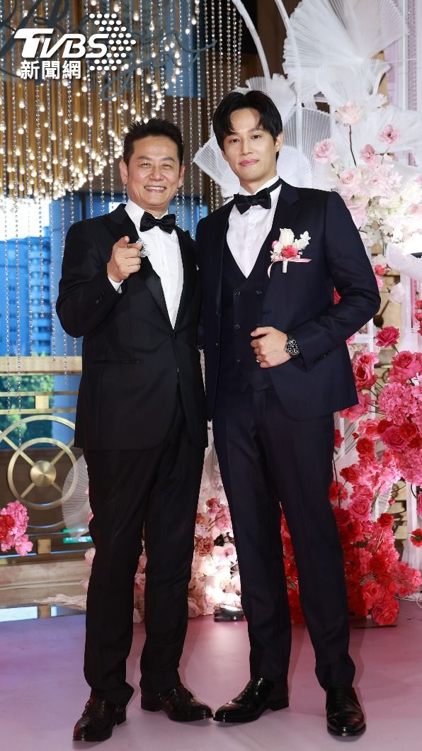 徐新洋(右)英俊挺拔,為婚禮瘦了4公斤。(圖/黃城碩攝)