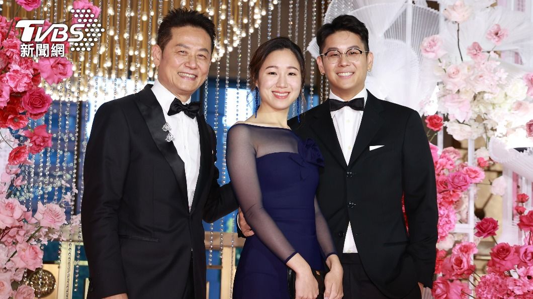徐乃麟的小兒子(右)帶著韓籍女友回台參與哥哥徐新洋的婚宴。(圖/黃城碩攝)
