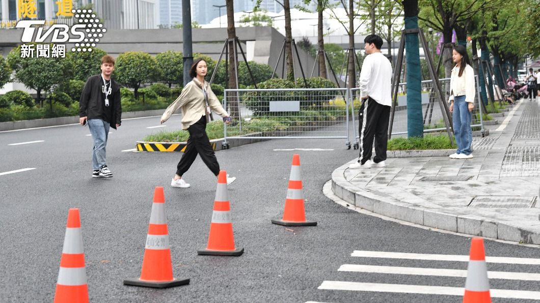 亞運開幕場館周邊道路拒馬、三角錐林立。(圖/胡瑞麒攝)
