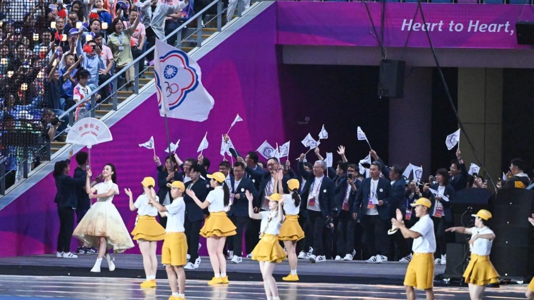 中華代表團揮舞會旗進入開幕式。（圖／奧會提供）