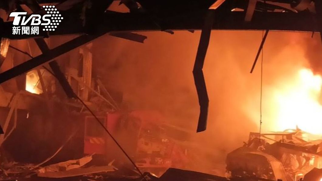 屏東工廠爆炸後瞬間停電、坍塌,導致大批員工只能摸黑逃亡。(圖/TVBS)