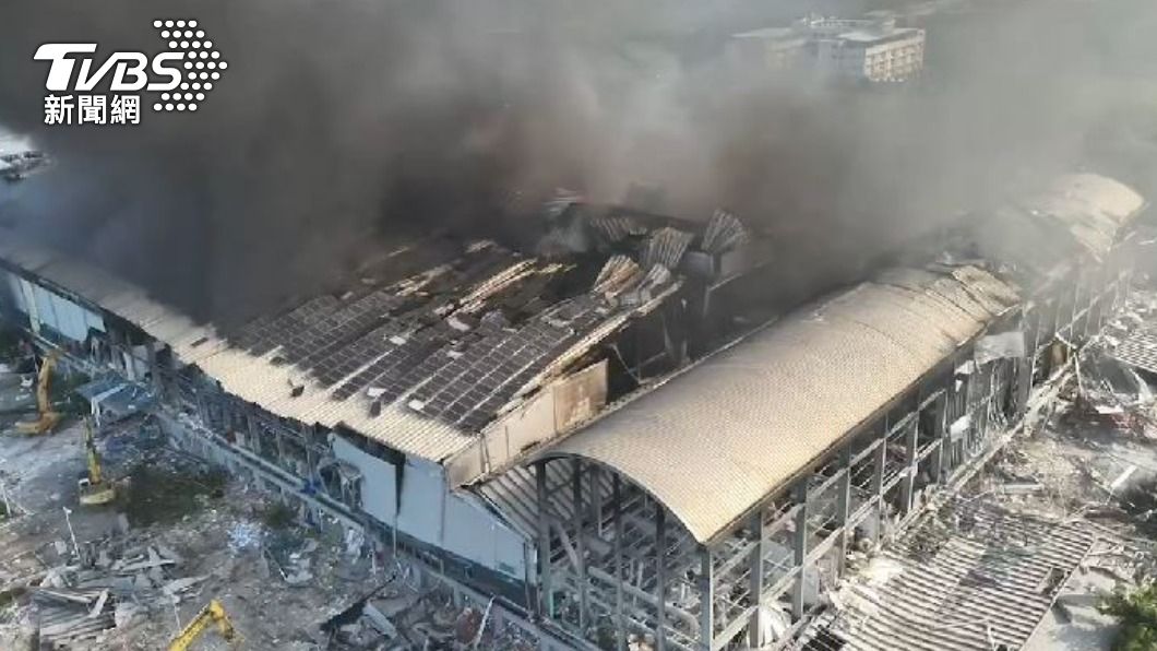 整座工廠在爆炸後支離破碎,消防人員更是灌救了28小時才把火勢撲滅。(圖/TVBS)