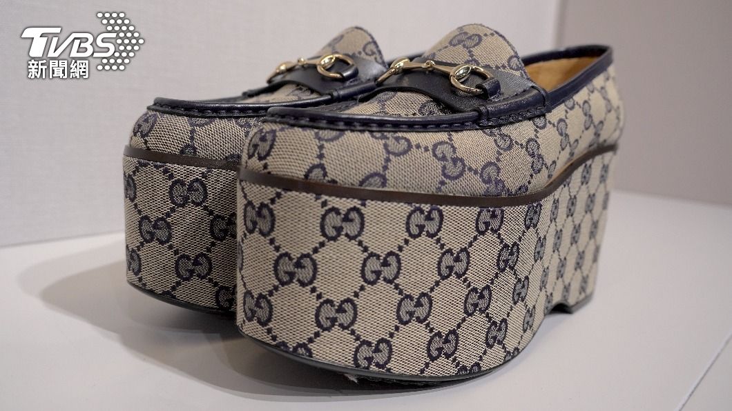 GUCCI經典品牌圖騰厚底樂福鞋。(圖/區國強攝)
