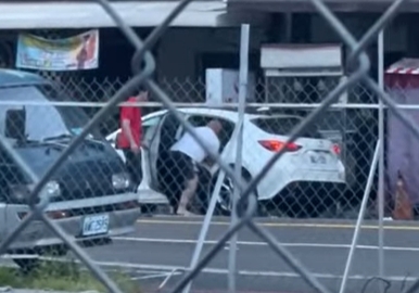白衣男強押女子上車。(圖/翻攝自記者爆料網)