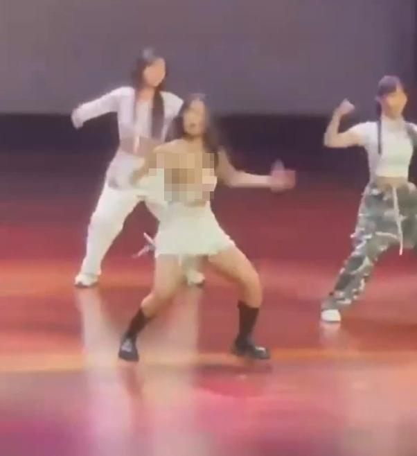 隨著舞蹈動作愈來愈大，女子胸前走光更加嚴重。（圖／翻攝自推特）