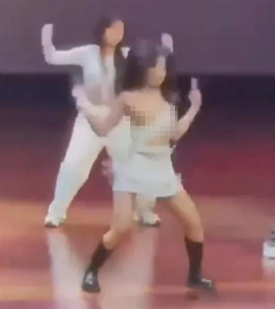 女子激舞到一半，衣服掉落，胸部彈出。（圖／翻攝自推特）