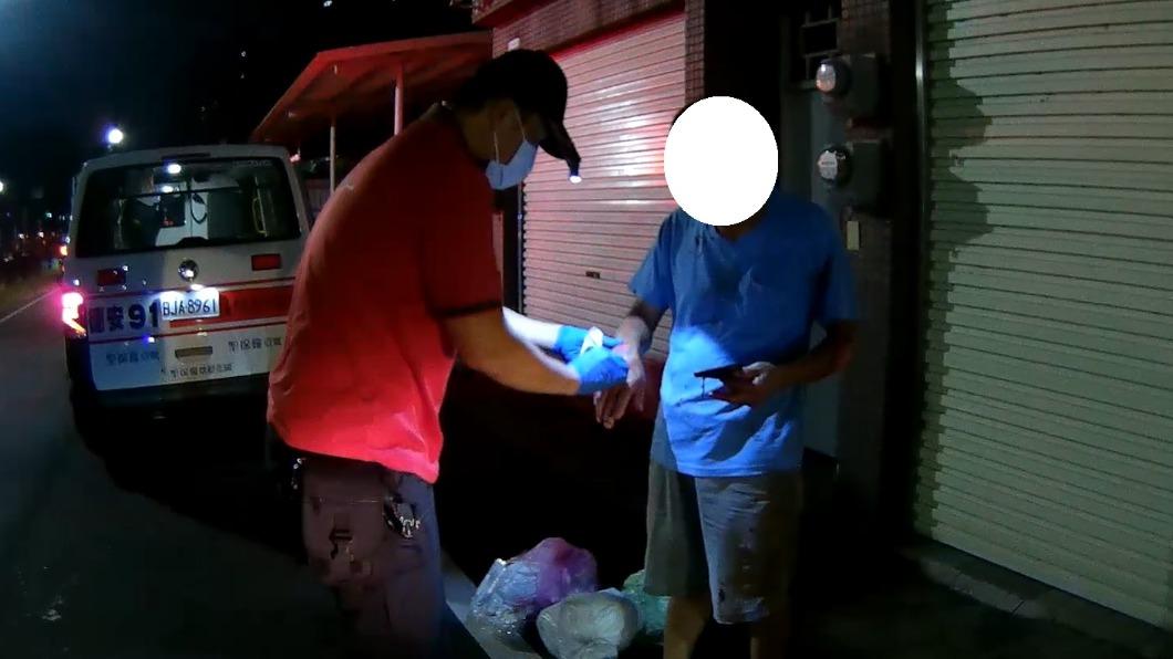 騎車追垃圾車愛注意!阿北重心不穩慘摔「4顆門牙」掉地