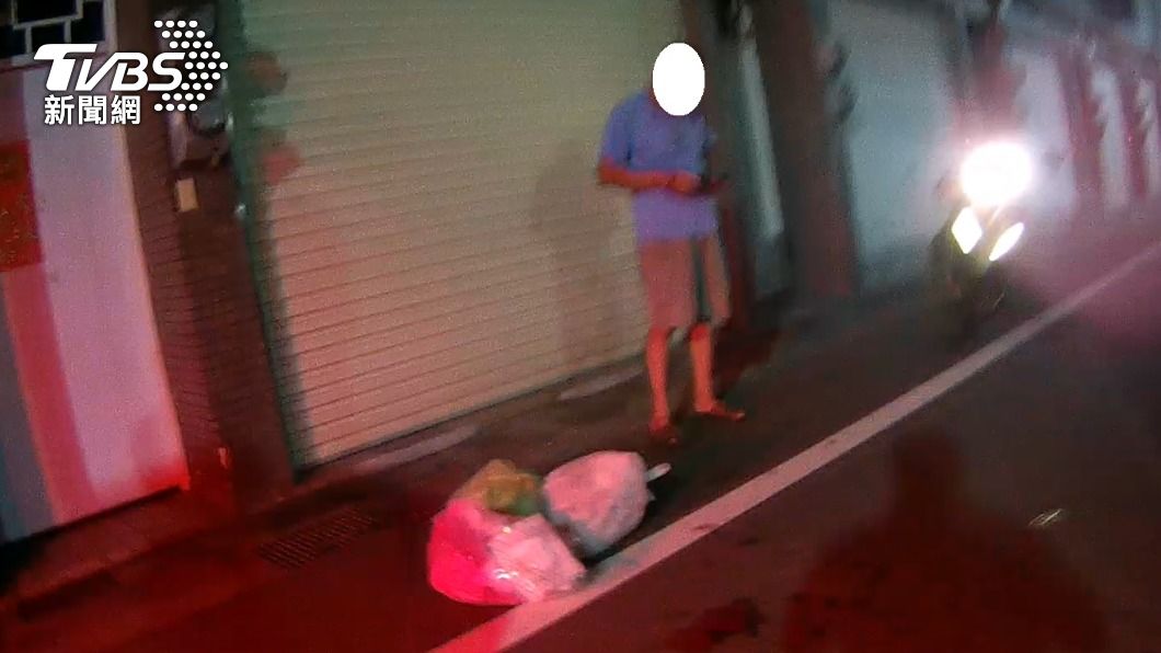 男子在路邊等待救援。(圖/TVBS)