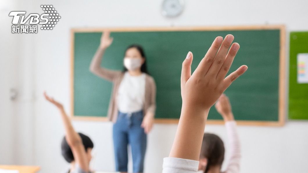 老師很爽?他揭暗黑真相:薪水扣1萬多、連續工作12小時