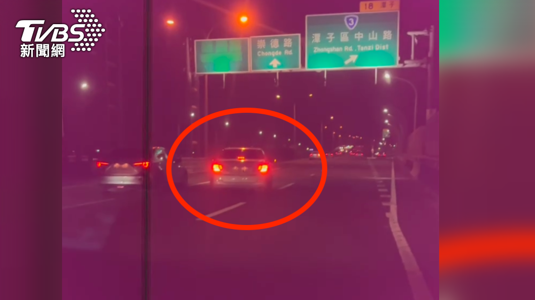 有一輛自小客車突然停路中央。(圖/警方提供)