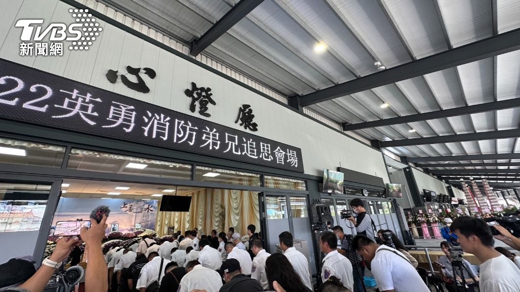 屏東義消到追思會場替殉職勇消上香致意。(圖/TVBS)