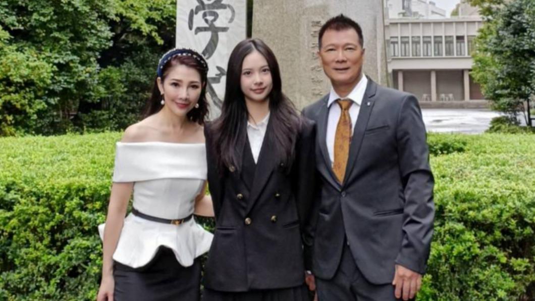 最美星二代！蔡詩萍校花愛女入學早稻田　「激短學生裙」辣秀長腿
