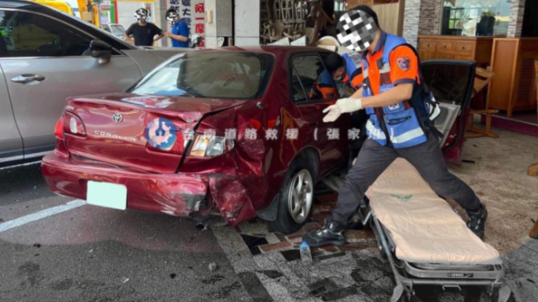 台南8汽機車連環撞釀6傷!轎車失控衝騎樓 地上都是血跡