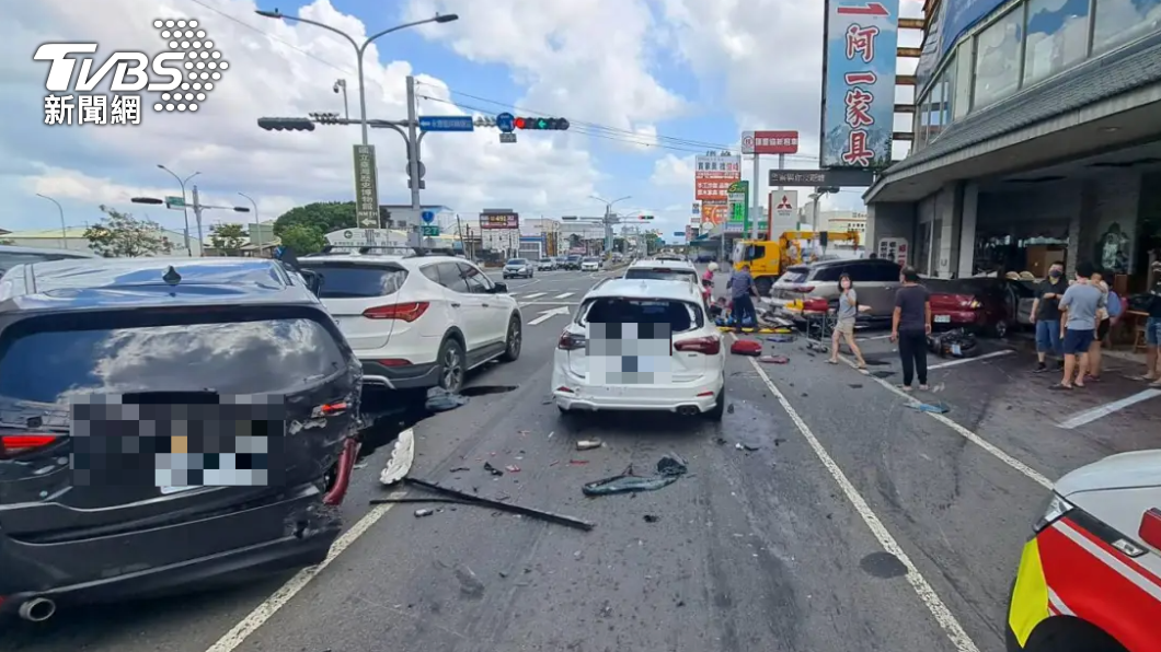 車體零件四散。(圖/民眾提供)