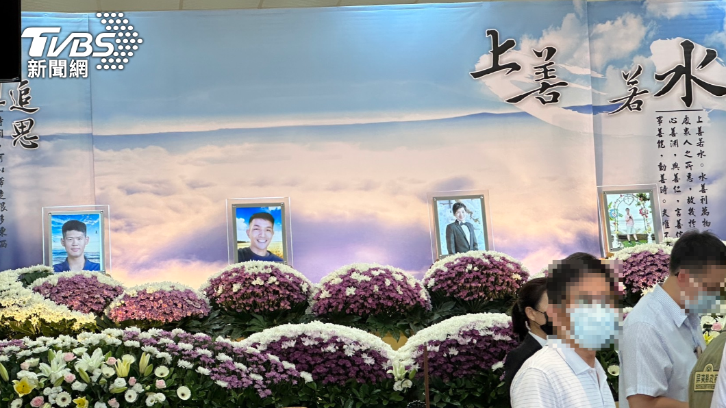 追思會場掛上殉職勇消的遺照。(圖/TVBS)