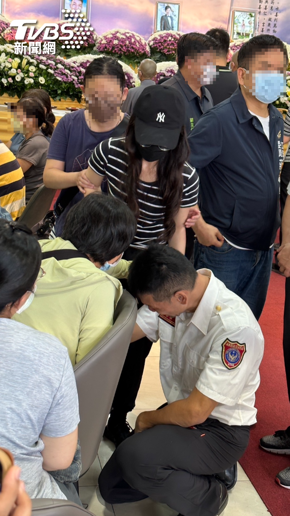 屏二分隊長崩潰痛哭。(圖/TVBS)