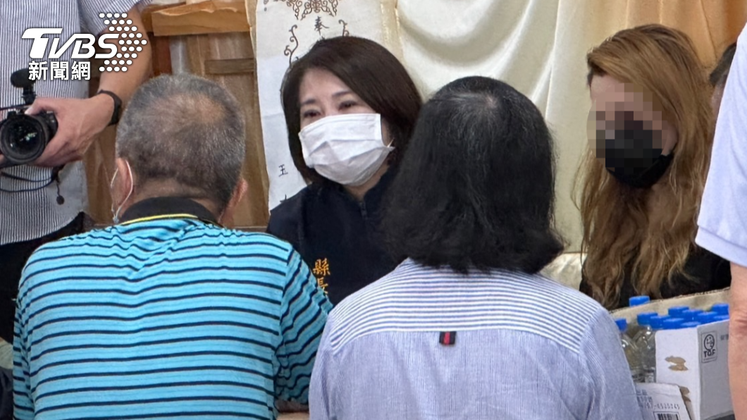 賴俊儒父母和妻子守候在靈堂。(圖/蘇憶歡攝)