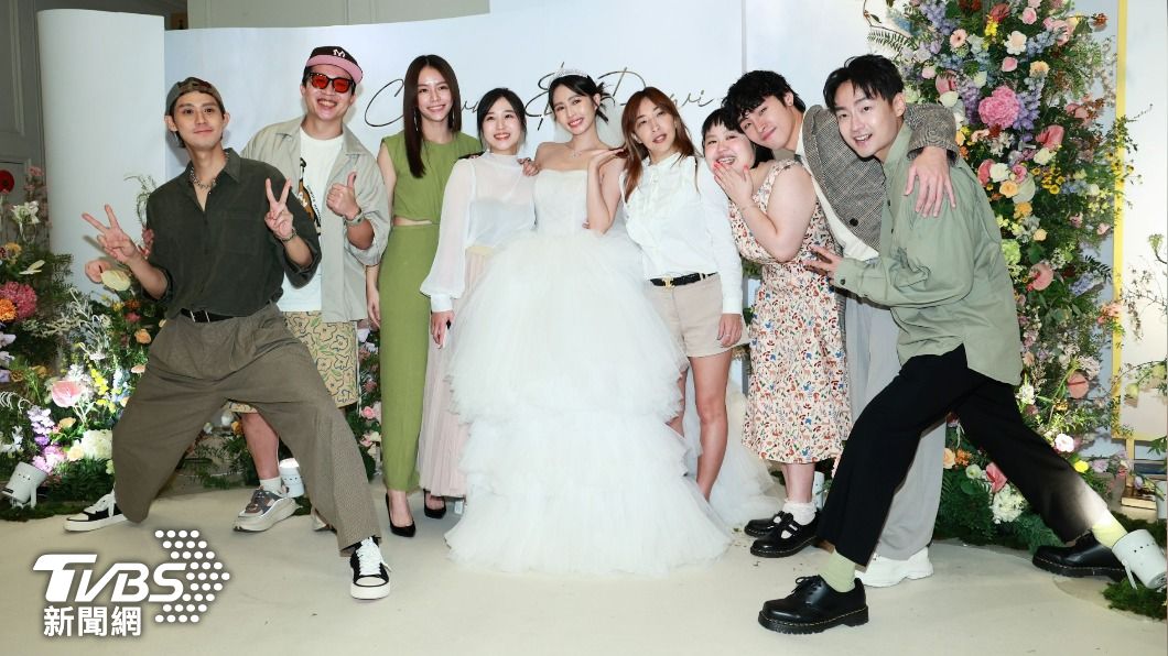 左起李玉璽、張立東、宋芸樺、鄭茵聲、簡廷芮、導演陳玉珊、大文、許展榮、大鶴等同片演員和。(圖/趙世平攝)