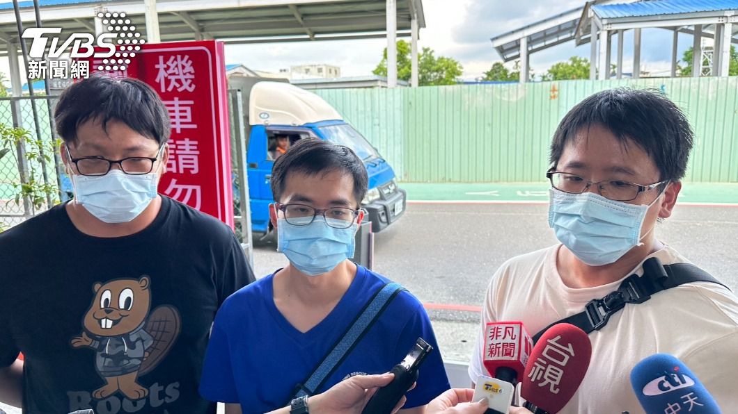 陳柏翰12年好友特別開4小時的車到屏東上香。（圖／蘇憶歡攝）