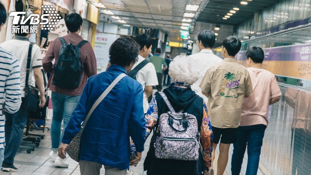 韓國銀髮族搭地鐵旅行正夯　「避免被讓座」刻意不站年輕人旁