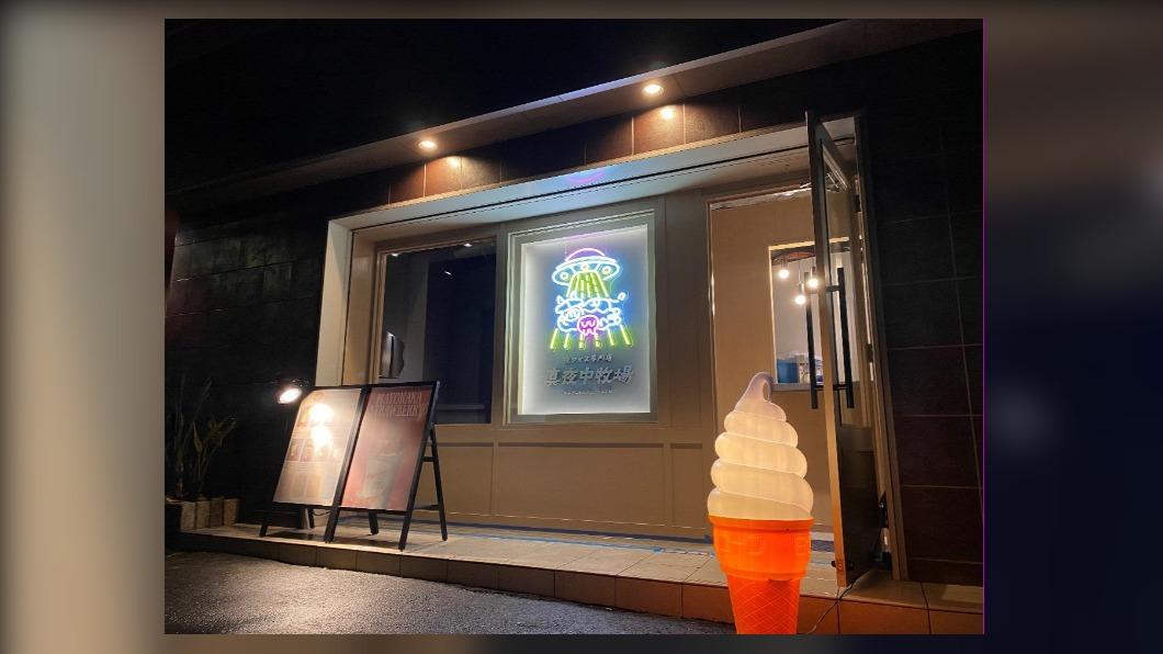 真夜中牧場的霓虹招牌在夜裡格外明顯。(圖 / Ⓒ真夜中牧場 提供)