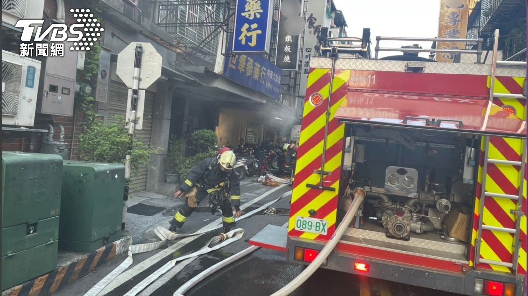 瓦斯行員工更換瓦斯不慎,導致鐵板燒店引發火警。(圖/TVBS)