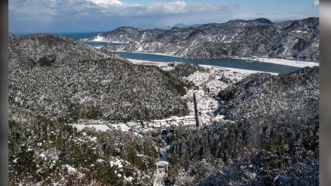 城崎溫泉大師山眺望白雪皚皚冬景。( 圖 / 豐岡市台灣推廣事務所 提供 )