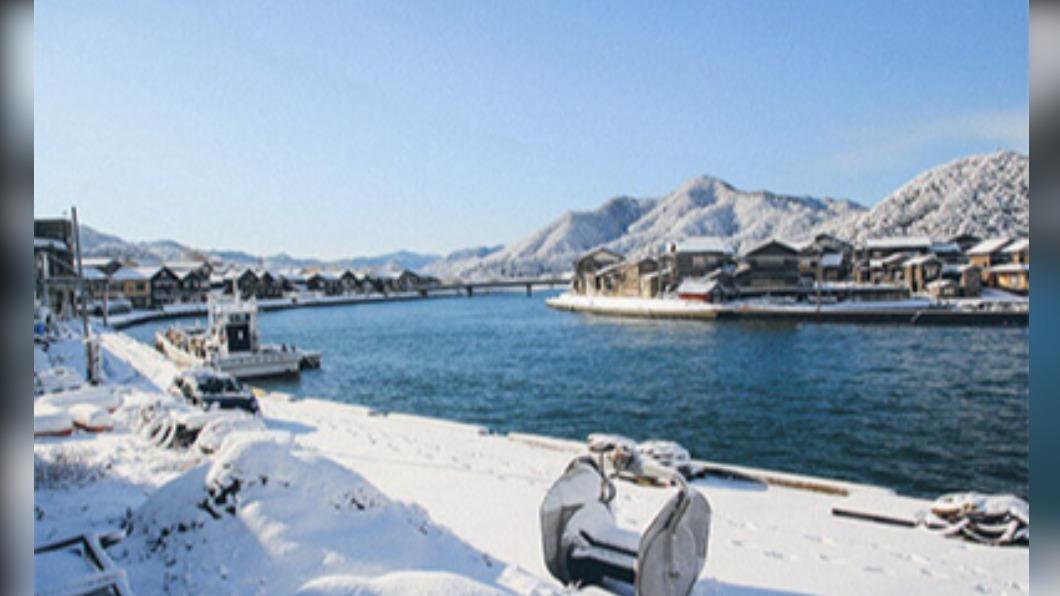 蔚藍海岸與白雪交織的竹野海岸。( 圖 / 豐岡市台灣推廣事務所 提供 )