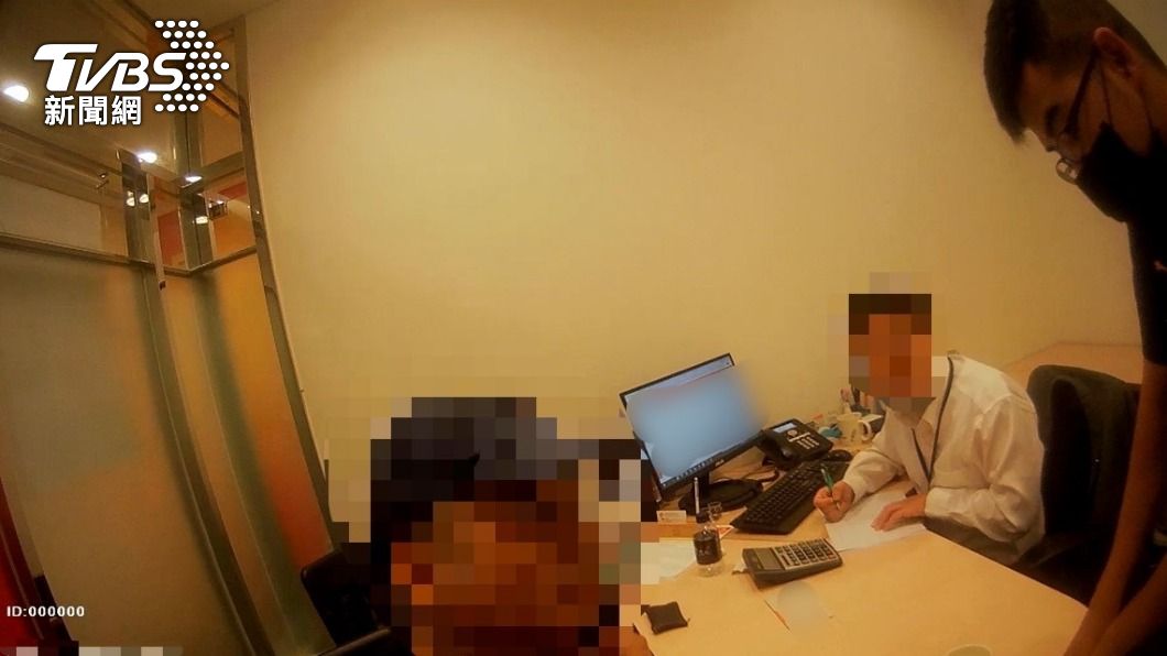 在警員不斷地勸說之下,吳翁(左)終於打消投資念頭。(圖/TVBS)