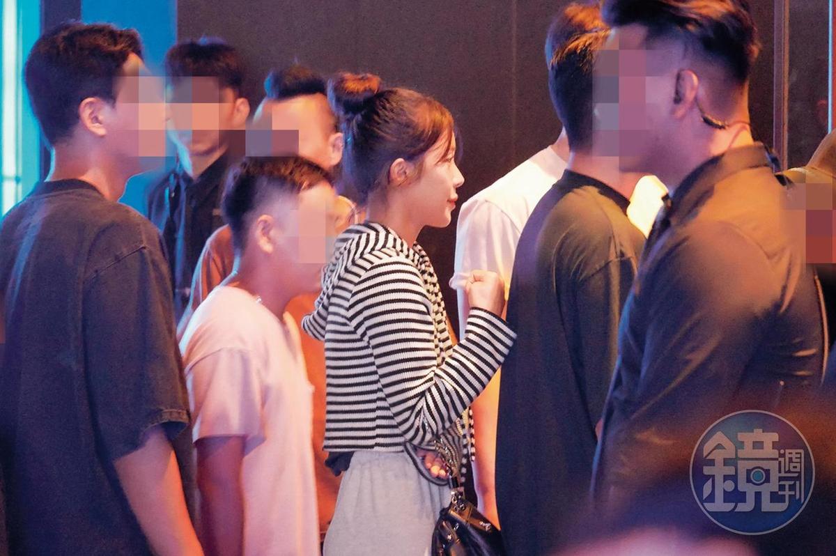 9月16日00：27，李多慧在一群男性友人簇擁下，免排隊走向夜店。（圖／鏡週刊）