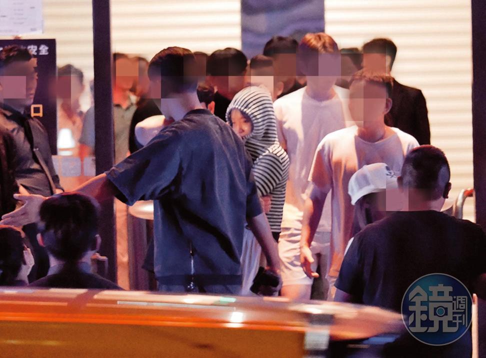 9月16日02：16，玩樂近2小時，李多慧臉頰泛紅步出夜店。（圖／鏡週刊）