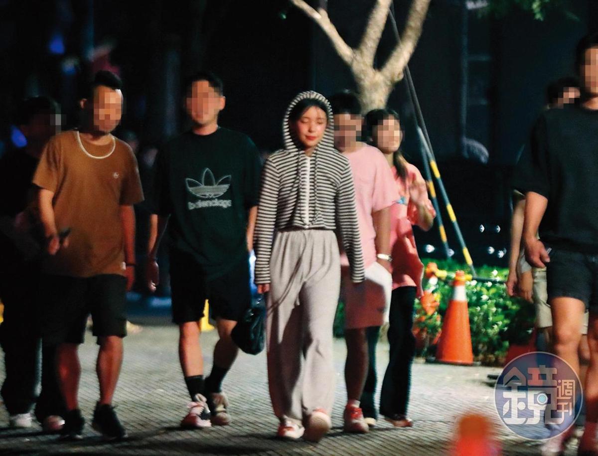 9月16日02：28，友人將她圍在中間，走去附近停車場取車。（圖／鏡週刊）