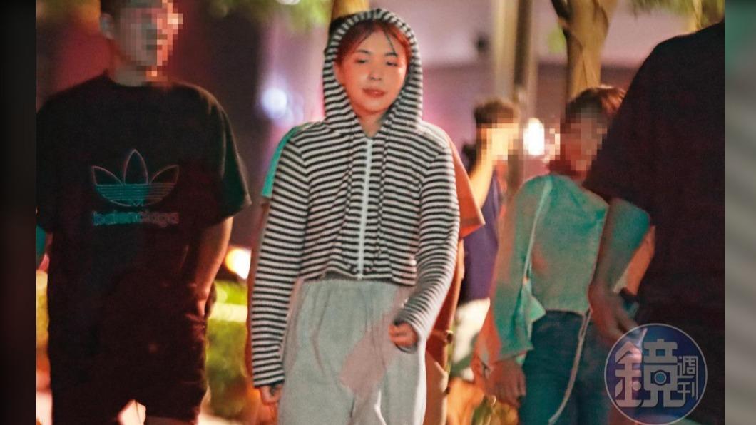 9月16日02：29，李多慧一路上眼神都迷迷濛濛，看似喝了不少。（圖／鏡週刊）