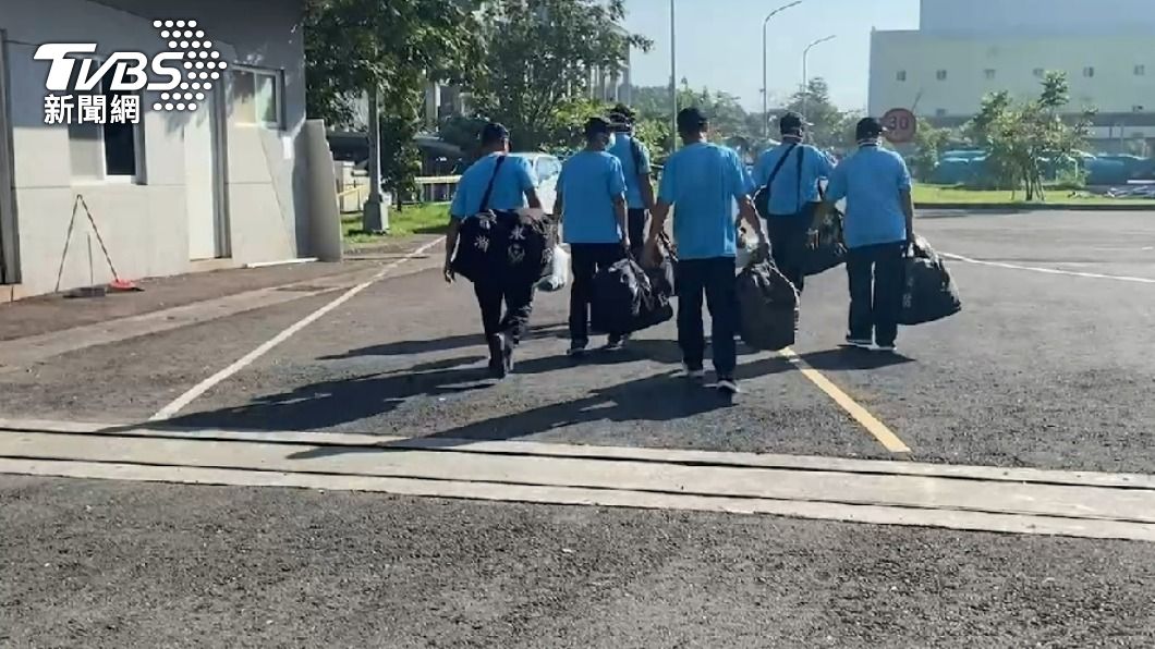 屏東工廠爆炸！不忍消防弟兄累癱　義消們帶齊裝備接力搜救