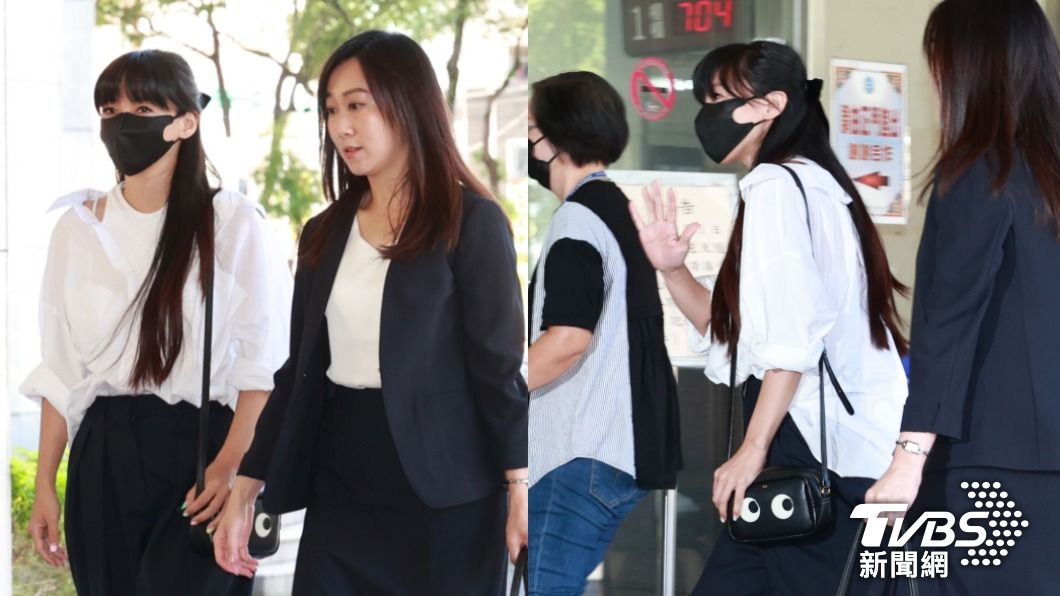 李靚蕾(左)依舊以黑白配素淨現身,面對媒體追問同樣揮手示意。(圖/趙世平攝)