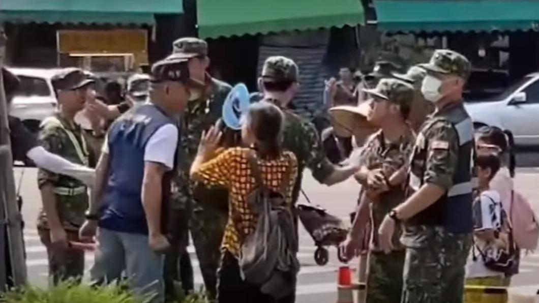 新竹湖口營區湧11萬人！遊客苦等3小時接駁　軍警起衝突互嗆