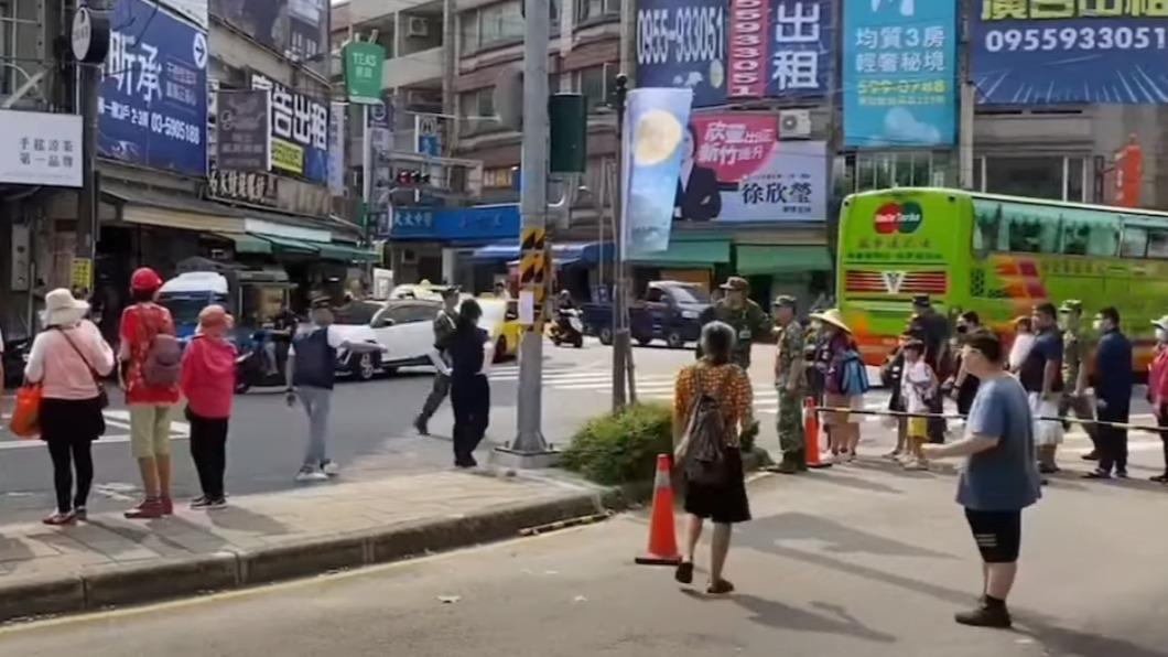 軍警發生口角衝突場面相當火爆。（圖／翻攝自記者爆料網）