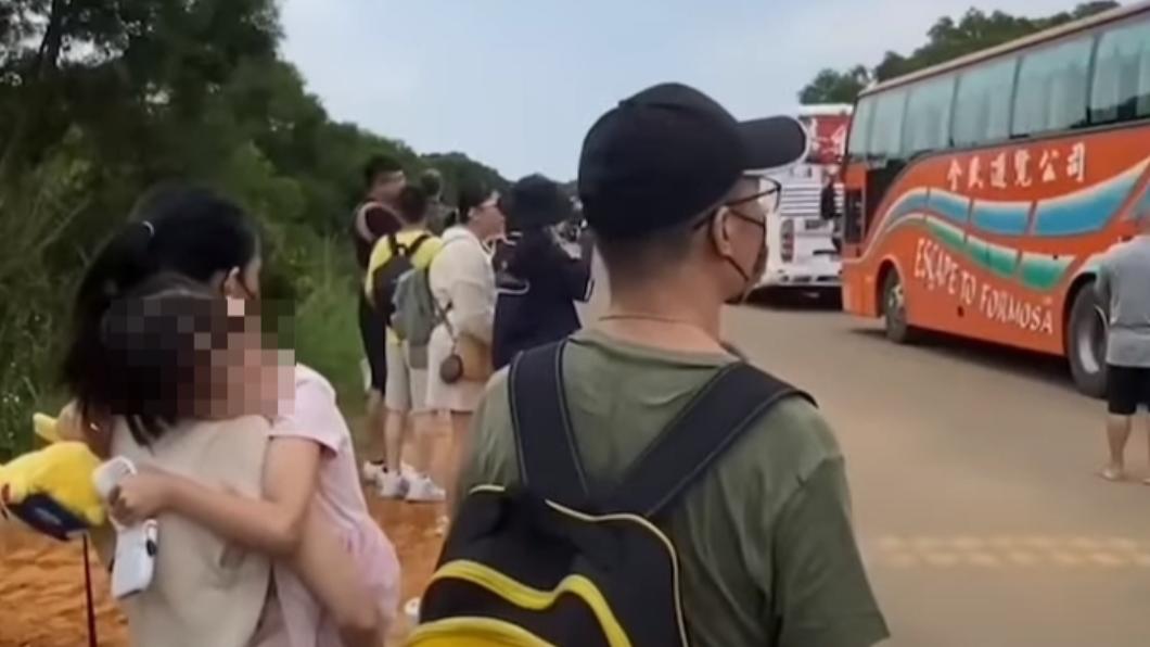 不少民眾在接駁站排隊等了許久。（圖／翻攝自記者爆料網）